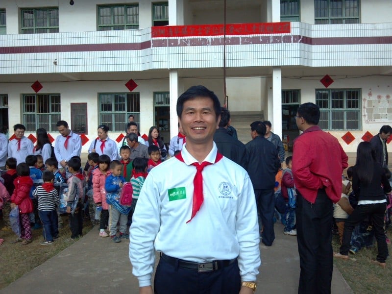 吳育堂等清華同學在江西安遠(yuǎn)希望小學捐資助學
