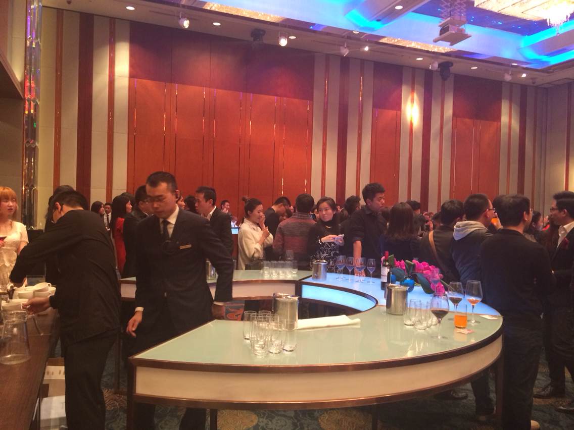 英國(guó)留學生(shēng)在海歸晚會上|深圳粵省心會計事務有限公司