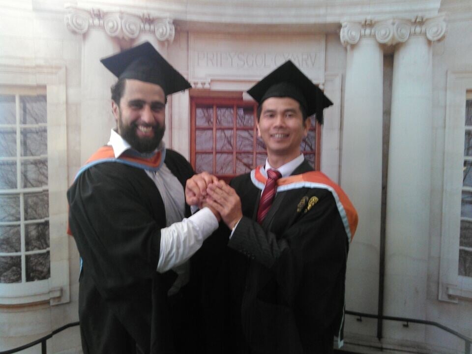 英國(guó)威爾士大(dà)學畢業時與校(xiào)長和同學合影(yǐng)|深圳會計師事務所