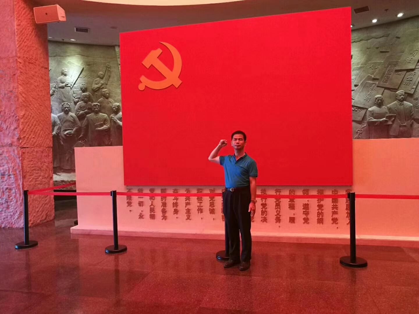 深圳粵省心會計事務有限公司|吳育堂向黨旗國(guó)旗軍旗敬禮！