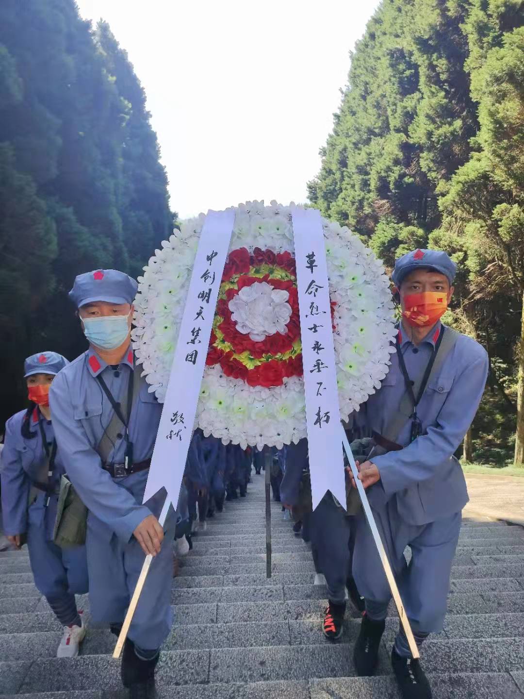 瞻仰革命烈士陵園,向革命烈士獻花